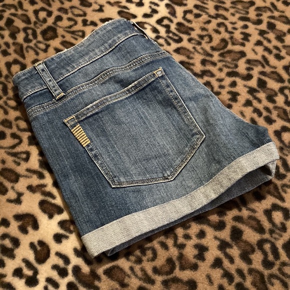 GUC PAIGE Shorts Women’s Size 27 Paige Roll up Distressed Denim Shorts - Picture 11 of 15